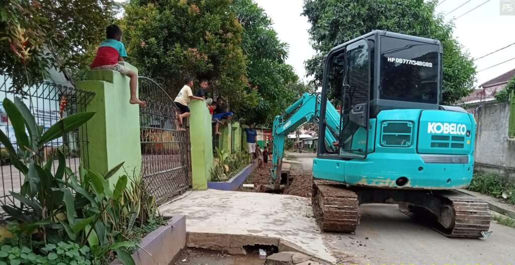 Proyek Drainase DPUPR Kota Serang Dikritik: Penggunaan Alat Berat Rugikan Pekerja dan Rusak Infrastruktur 1 IMG 20250220 WA0019