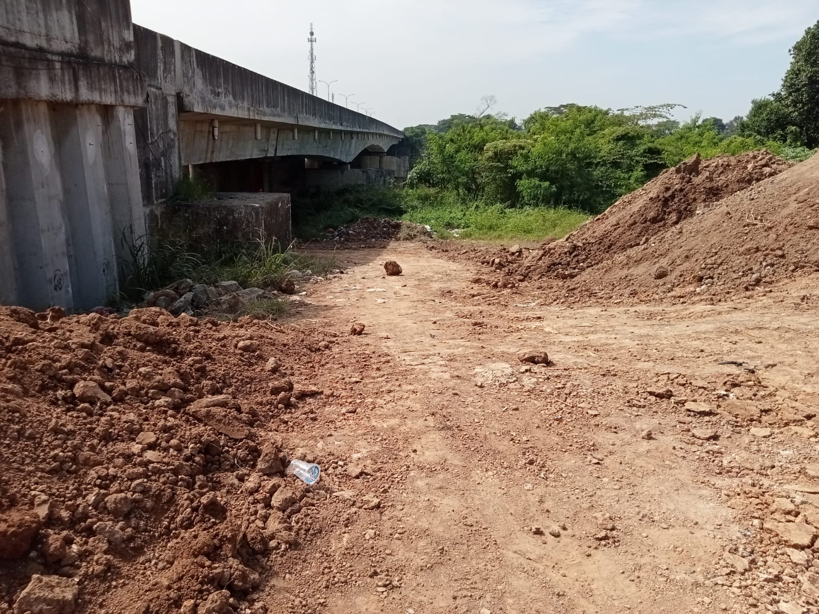 Proyek Pembangunan Tanggul di Undar Andir Disetop Warga, Tuntut Akses Jalan yang Layak 1 IMG 20250519 WA0024